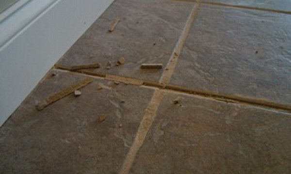 Как убрать старую затирку из швов плитки: способы очистки, реставрация