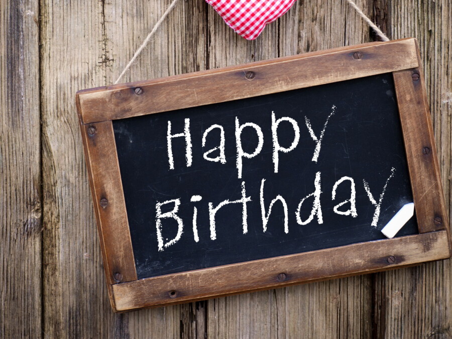 надпись Happy Birthday